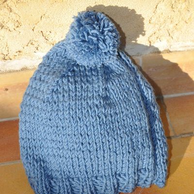 Bonnet Homme bleu avec le Ponpon