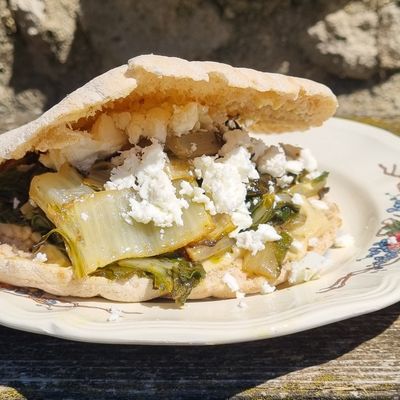 Pain pitta aux blettes marinées et sumac