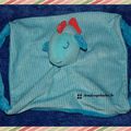 Doudou plat poisson Noa Carré blanc, bleu turquoise et rouge, velours, www.doudoupeluche.fr