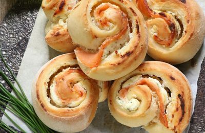 Petits pains roulés au saumon fumé et fromage frais