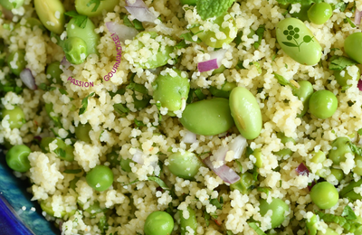 COUSCOUS PRiNTANiER AUX EDAMAMES, FÈVES & PETiTS POiS 