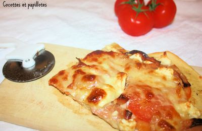 Pizza à la mortadelle, à la tomate et aux trois fromages