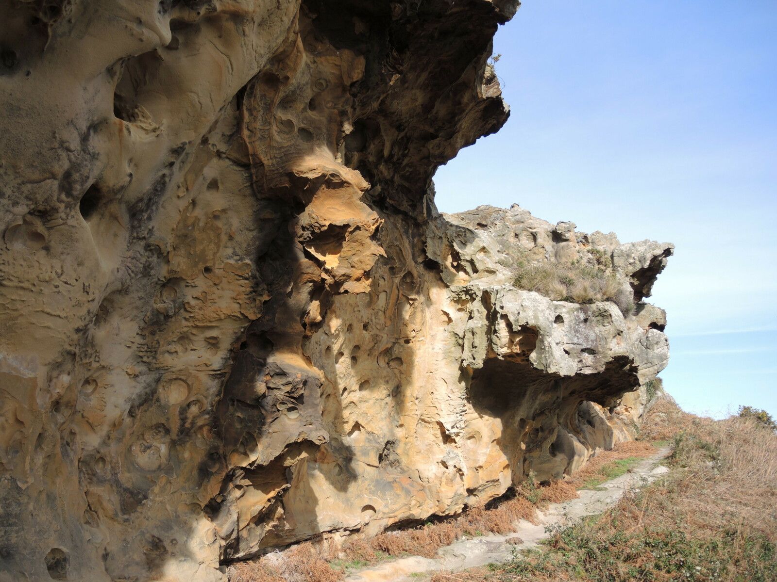 Vallée des couleurs, la corniche, sentier, falaise. (Espagne)
