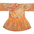 A rare red silk ground brocade robe of state (chaopao) & a pair of blue silk ground embroidered dragon badges. Kangxi Period.. 