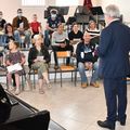 EN ATTENDANT LÉANDRE, LA PROFESSEURE DE PIANO MET SES ÉLÈVES EN LUMIÈRE.