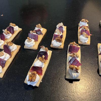 Tarte fine au canard et boursin figues et noix