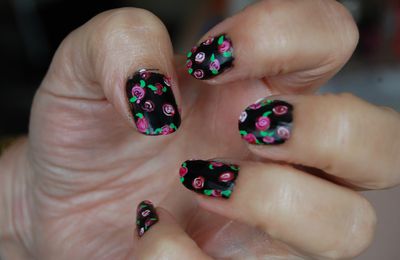 Nail art " roses sur fonds noir"