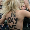 Femen, place Saint-Pierre : Homophobie Dégage !