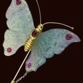 Broche en or, portant un papillon en pâte de verre DAUM