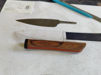 J'ai suivit un atelier de fabrication de manche de couteau en bois a partir de 3 essences de bois. On dessine la forme du manche souhaité, on coupe, on ponce, on perce puis on fais chauffer a blanc le manche de la lame pour faire une emprunte dans le bois et enfin on colle le tout.