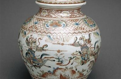 A rare iron-red, green, yellow and turquoise-glazed vase, meiping, Late Ming dynasty, 16th century