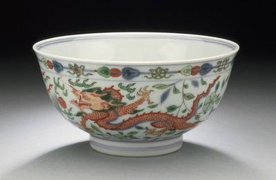 Pair of Bowls (Wan) with Dragons Chasing Flaming Pearl, Kangxi mark and period (1662-1722)