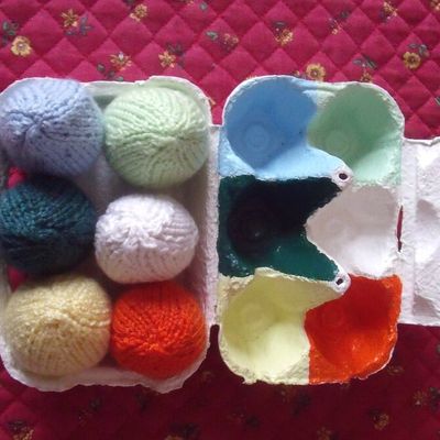 Jeu de balles tricot pour bébé.