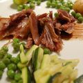 Canard confit, légumes verts croquants et sauce vinaigrée au cacao amer