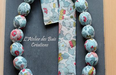 Collier boules en liberty Betsy porcelaine