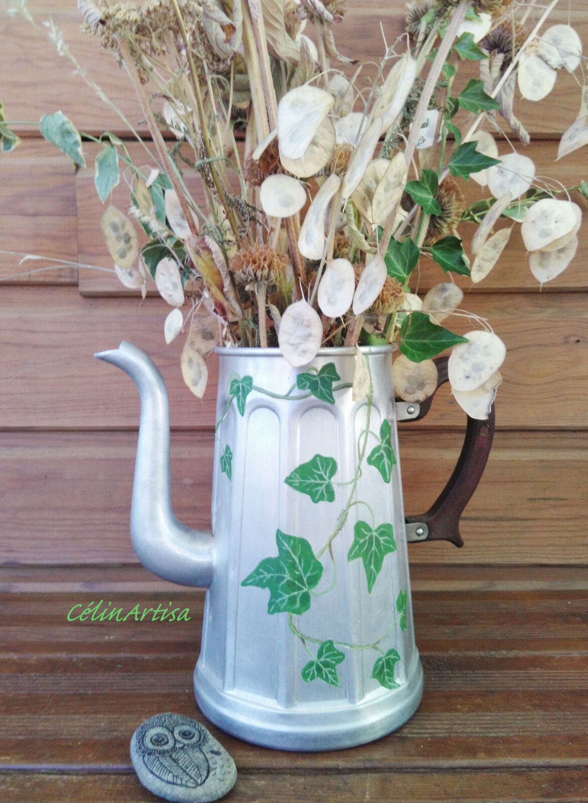 ancienne cafetière alu recyclée - acrylique- feuilles de  lierre