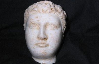 Tête en marbre blanc. Époque romaine