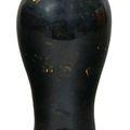 Vase balustre monté en bronze doré, en porcelaine de Chine émaillée noir, époque Qianlong (1736-1795). Monture, Première moitié 