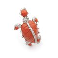 CARTIER  Clip de corsage en platine et or gris stylisé d'une tortue de mer en corail. Exécuté vers 1970. 