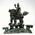 Chine, époque Ming - Statuette de Luohan tenant une perle assis sur une chimère