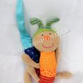 Doudou Peluche Chenille D'Eveil Sensorielle Orange Bleu Sigikid