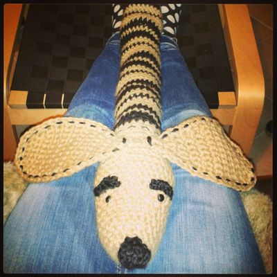 Chien saucisse au crochet (une solution pour les courant d'air sous la porte)