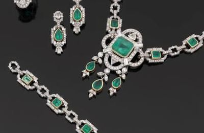 Parure en or gris, émeraudes et diamants
