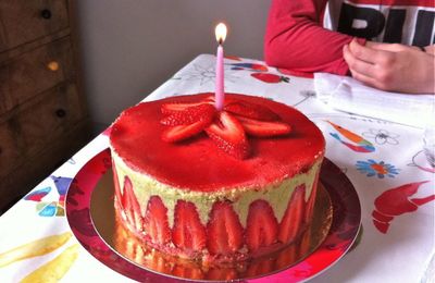 Gâteau d'anniversaire : fraisier à la pistache
