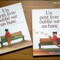 Un petit livre oublié sur un banc 