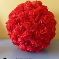 Boule de fleur en papier crépon rouge en décorations