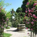 La Roseraie du Val de Marne à l'Hay-Les-Roses : le puits et les statues...