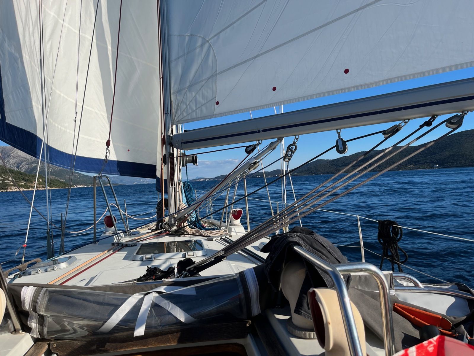 A quelques milles de Korcula (à droite du mât), mardi 20 février 2024