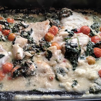 Cabillaud au four, sauce crémreux au parmesan, épinards et tomates cerises 
