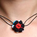 Collier fleur japonaise noire et rouge