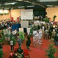 SALON DU MULTIMEDIA : DU MONDE SUR LA TOILE ET DANS LA SALLE.