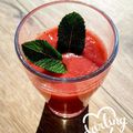 Boisson jus détox fraises / pastèque menthe et poudre du fruit du graviola corossol