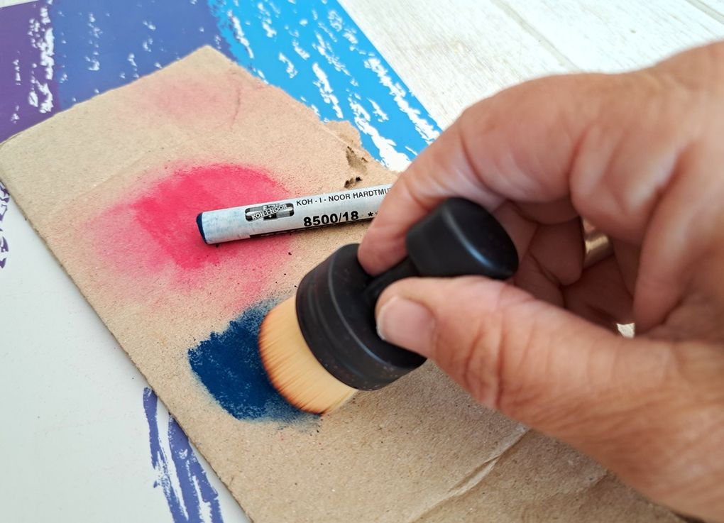 Le cache (ici carré) est glissé (translation) à chaque changement de couleur de pastel.