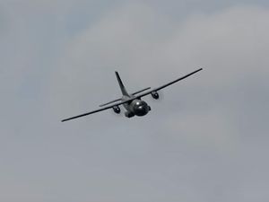 Un Transall C160 de la Lutwaffe avec son escorte de F4 Phantom.