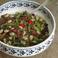 Salade de lentilles vertes, asperges vertes, fèves, fraises et groseilles