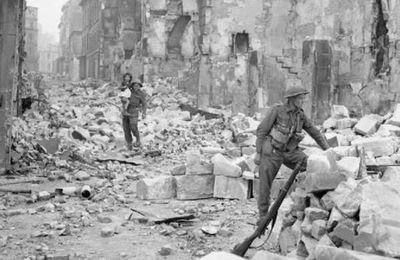 La destruction de Caen en juin-juillet 1944: l'Histoire toute nue dans sa vérité n'est jamais très belle... (Urbicide)
