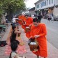 Laos de Vientiane à Luang-Prabang (15/17). Le Tak Bat.