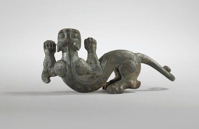 Rare support de vase en Bronze en Forme d’un Tigre, Dynastie des Zhou Orientaux, fin de l'époque Printemps-Automne