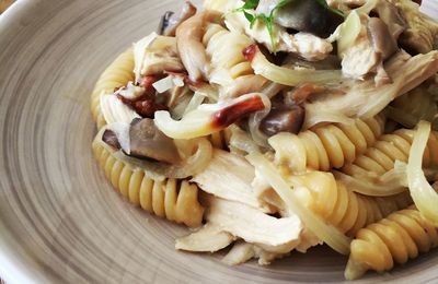 One pan pasta au poulet rôti et champignons 