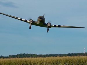 Un Douglas C47 aux décorations du débarquement de Normandie.