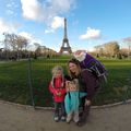Bien arriver à Paris après bus, train et métro, on en profite pour faire un tour a la Tour Eiffel 