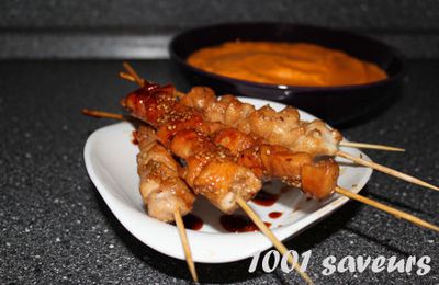 Brochettes de poulet au sésame grillé sauce teriyaki et purée de carottes au lait de coco