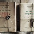 Vieux livres, étoile en papier, quille en bois