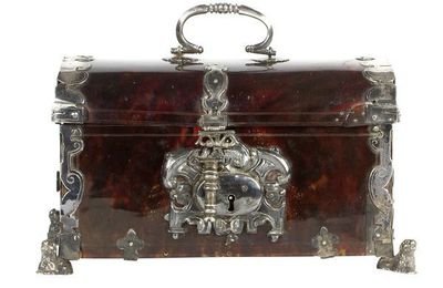 Rare coffret bombé, en écaille brune, à monture d'argent. Colonies hispaniques, Mexique, XVIIe siècle