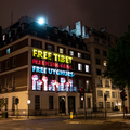 Des militants du Tibet libre défient la Chine avec une projection sur l'ambassade de Chine à Londres.
