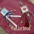 Des pendentifs brodés offerts